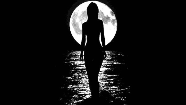 Девушка на фоне Луны