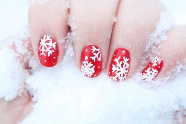 Маникюр бело красно белый со снежинками
