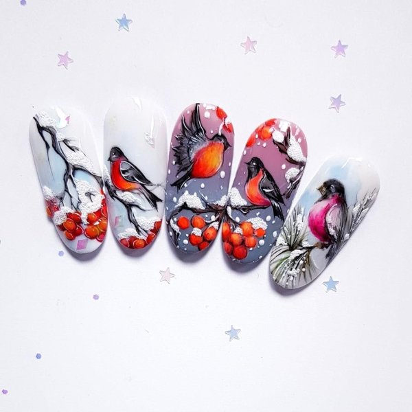 Снегирь на ногтях