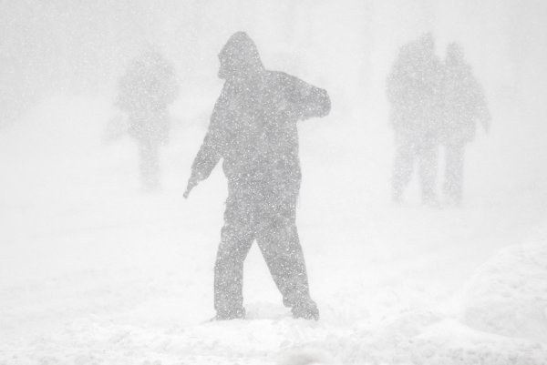 Человек идет в пургу