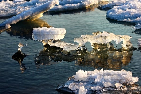 Тает лед на реке