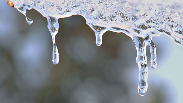 Весенняя капель сосульки