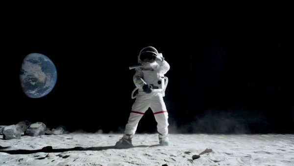 Космонавт сидит на Луне