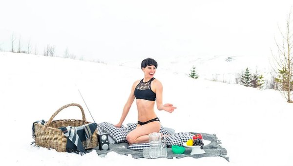 В купальнике на снегу