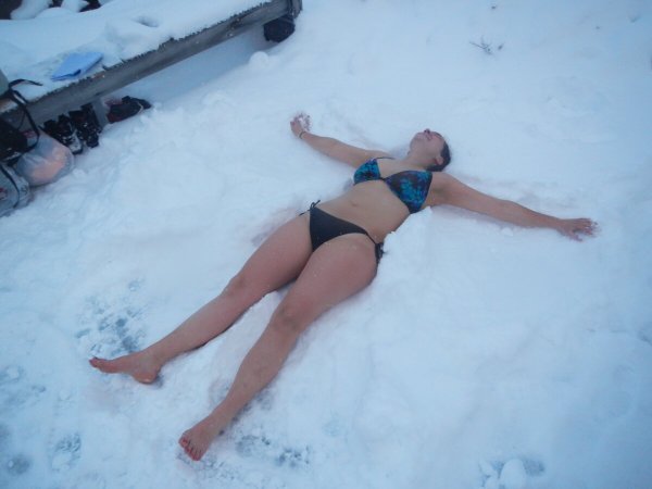 Девушка лежит в сугробе