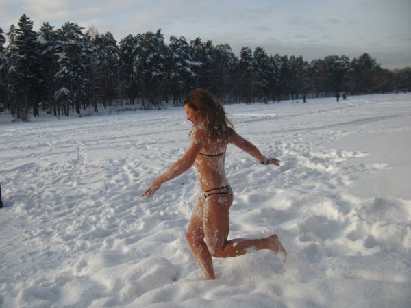 Девушки босиком зимой