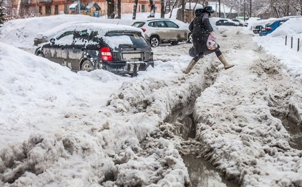 Сугробы на дороге