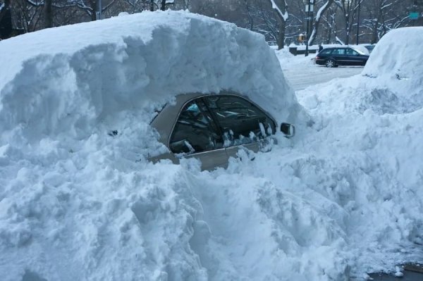 Машина завалена снегом