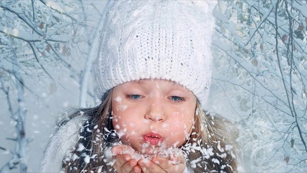 Дети радуются снегу