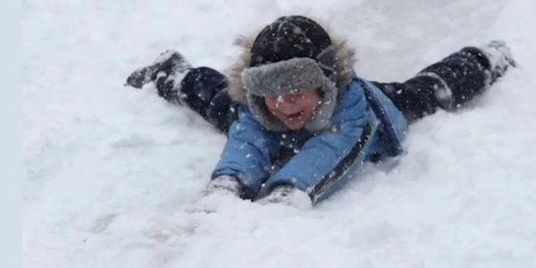 Ребенок в сугробе