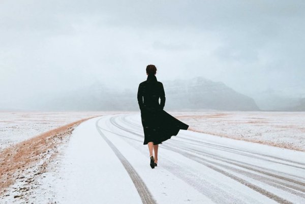 Девушка идет по дороге