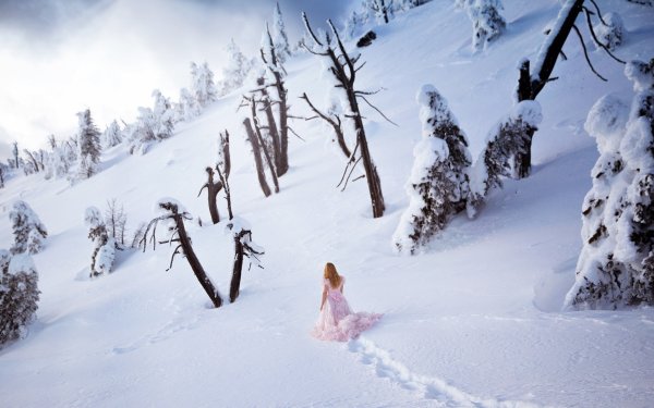 Тропа в снежных горах