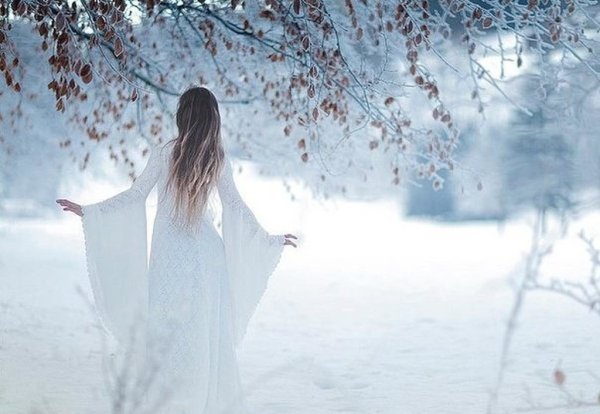 Девушка в белом зимой