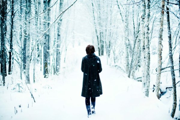 Девушка зимой со спины