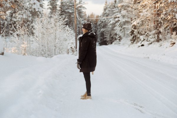 Человек в заснеженном лесу