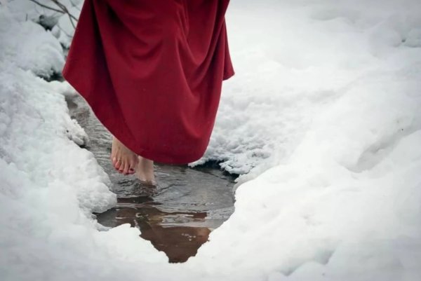 Босая на снегу