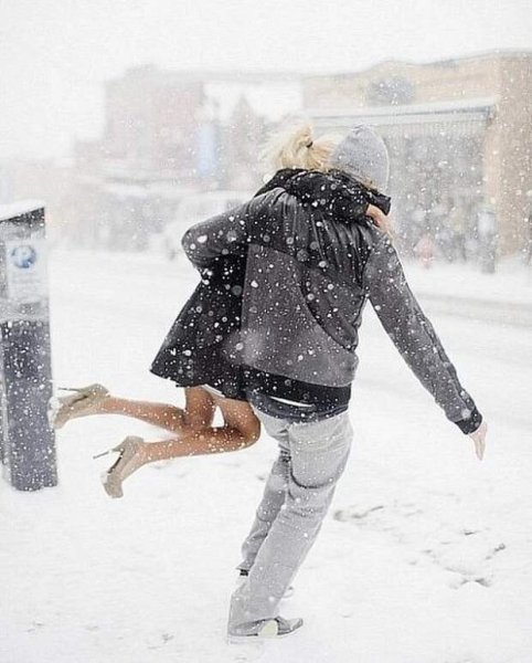 Девушка и снегопад