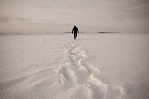 Одинокий человек зимой