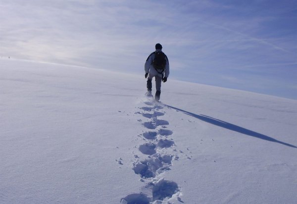 Человек в заснеженном поле