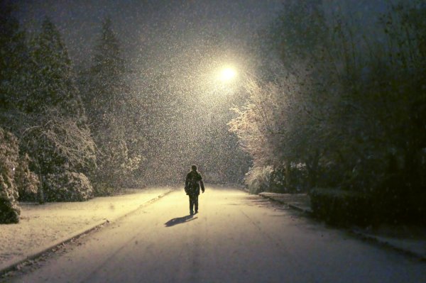 Одинокий человек на дороге
