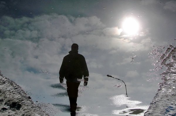 Человек идет по небу