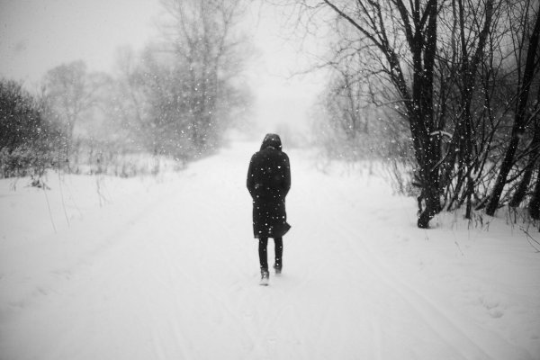 Одинокий человек зимой