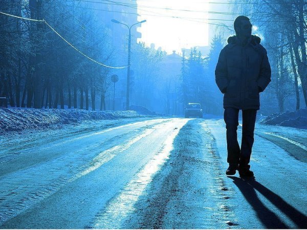 Одинокий парень на дороге