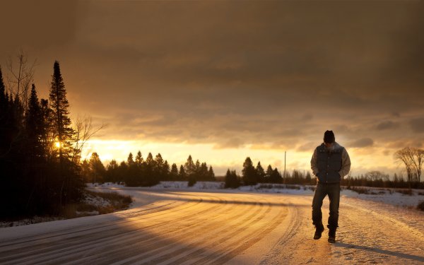 Одинокий человек зимой