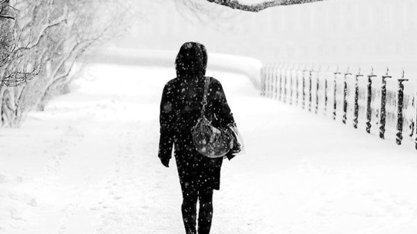 Женщина идет снегопад