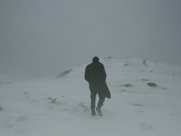 Человек идет по снегу