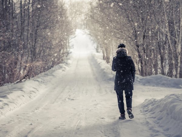 Человек на зимней дороге
