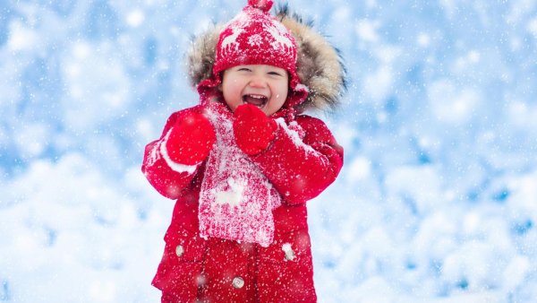 Малышка радуется первому снегу