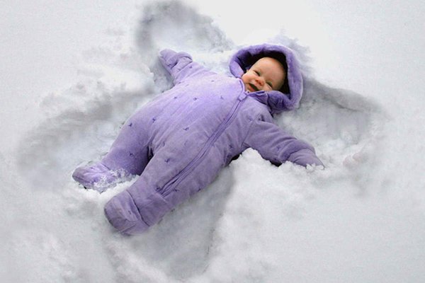 Малыш в снегу