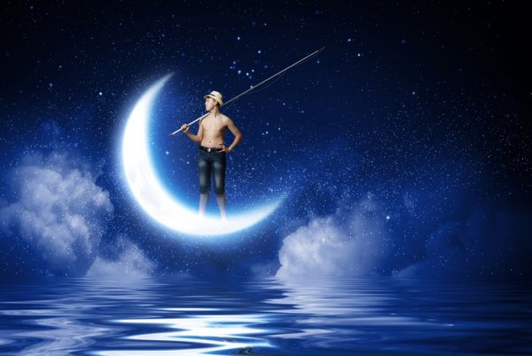 Мальчик на полумесяце с удочкой