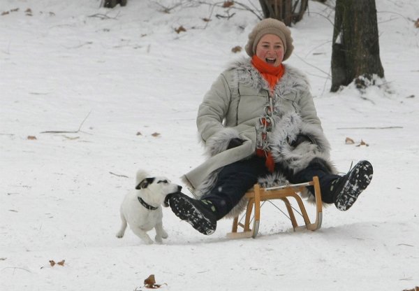 Женщина на санках