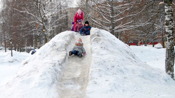 Горка из снега