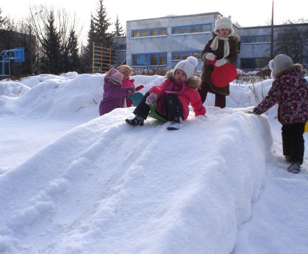 Горка из снега