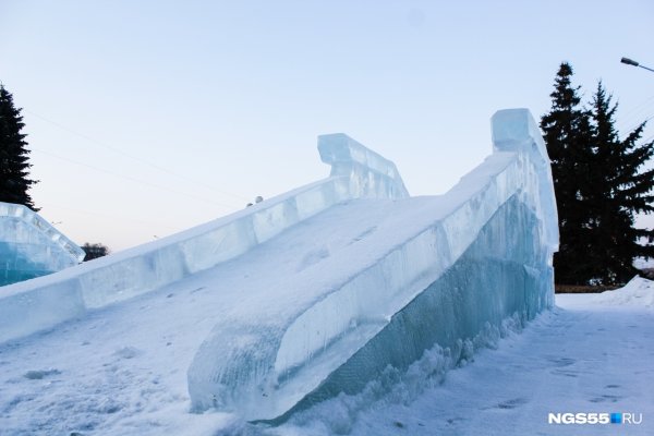 Снежная горка сбоку