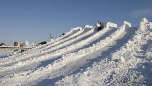 Снежная горка сбоку