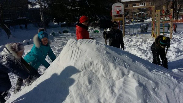 Снежная горка во дворе