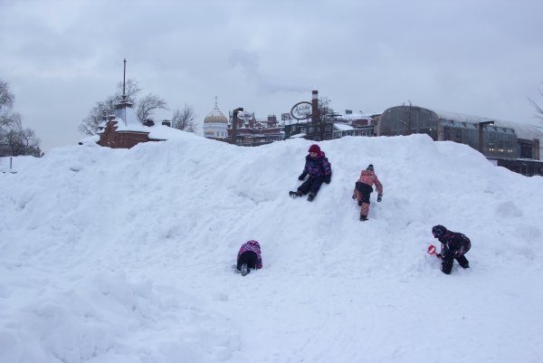 Несанкционированные горки зимой