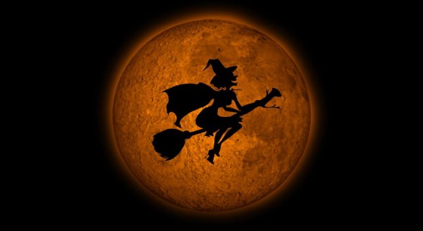 Ведьма на метле на фоне Луны