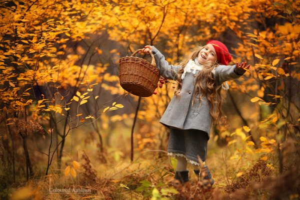 Осенняя фотосессия с корзиной в лесу