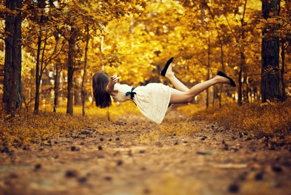 Девушка в осеннем лесу со спины