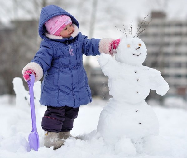 Дети на прогулке зимой
