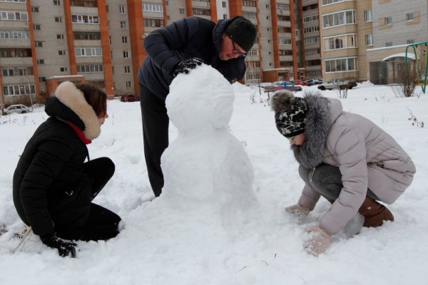 Катает снеговика