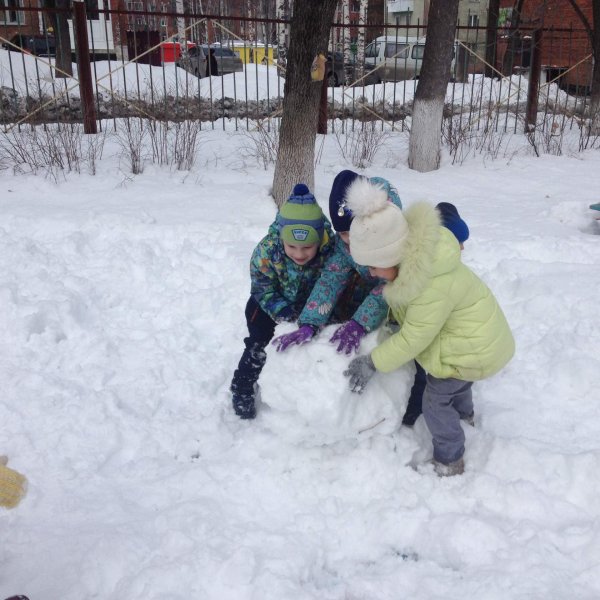 Дети лепят снеговика в детском саду