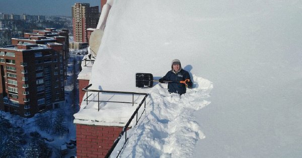 Снег на крыше дома