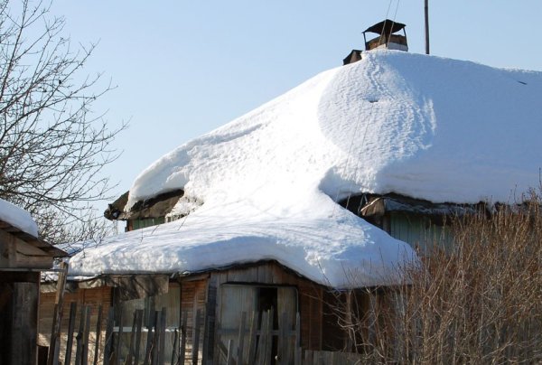 Снег на крыше частного дома