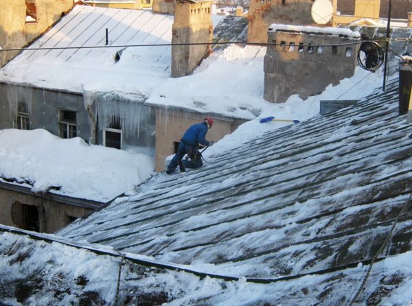 Снег на крыше